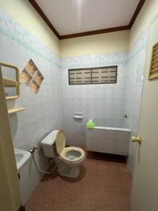 Ένα μπάνιο στο Garden Bungalow Resort +91 φωτογραφίες
