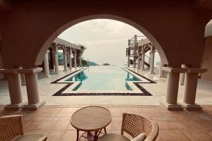 4 Bedroom Luxury 5 Star Sea View Villa Palms SDV190 tesisinde veya buraya yakın yüzme havuzu
