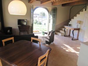 a living room with a table and a piano at Agriturismo Serracanina in Cagli
