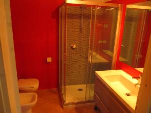 a bathroom with a shower and a toilet and a sink at Agriturismo Serracanina in Cagli