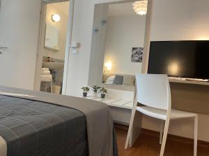 1 dormitorio con escritorio, ordenador y silla en Hotel Augustus, en Milano Marittima