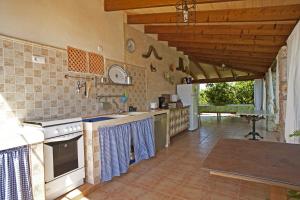una cucina con lavandino e piano cottura forno superiore di Ideal Property Mallorca - Can Rius a Muro
