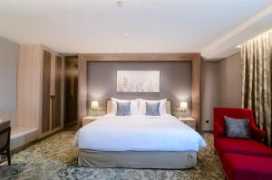 Un pat sau paturi într-o cameră la The Excelton Hotel