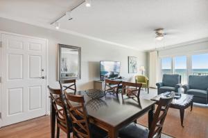 - une salle à manger et un salon avec une table et des chaises dans l'établissement SeaCrest 701B condo, à Fort Walton Beach