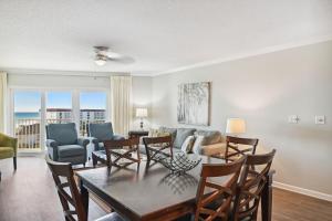 - un salon avec une table et des chaises dans l'établissement SeaCrest 701B condo, à Fort Walton Beach