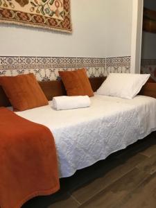 two beds sitting next to each other in a room at Casa dos Capinha in Caldas da Rainha