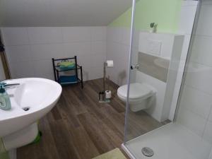 ein Bad mit einem WC, einem Waschbecken und einer Dusche in der Unterkunft Ferienwohnung Natalie - Hildegard Mayer in Handewitt