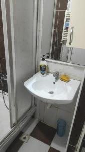 uma casa de banho com um lavatório branco e um espelho. em KK4 İMZAOĞLU 6 em Istambul