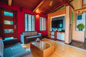 Millennium Island Residence في Fuvahmulah: غرفة معيشة مع أريكة وطاولة قهوة