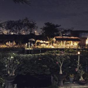 Ein Garten an der Unterkunft Ban Ing Suan