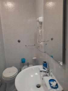 uma casa de banho branca com um WC e um lavatório em La Casa di Carta FIUGGI em Fiuggi