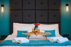 Postel nebo postele na pokoji v ubytování Platinum Suites