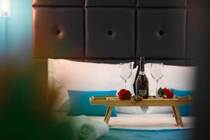 Postel nebo postele na pokoji v ubytování Platinum Suites