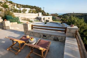 une terrasse avec 2 chaises et un escalier. dans l'établissement Giourgas Cottage Milos Island, à Ralaki