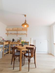 uma sala de jantar com uma mesa de madeira e cadeiras em Müllers WohnRäume em Saarlouis