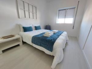 アヴェイロにあるAveiro Homeのベッドルーム1室(大型ベッド1台、青と白のシーツ付)