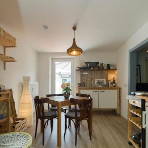 eine Küche und ein Esszimmer mit einem Tisch und Stühlen in der Unterkunft Müllers WohnRäume in Saarlouis