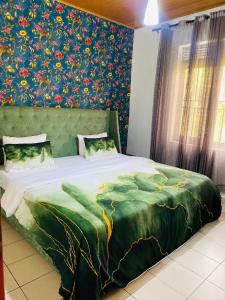 um quarto com uma cama verde e papel de parede floral em F&H 2 Bedroom cozy - Kigali apartment unit em Kigali