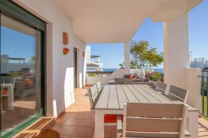 Uma varanda ou terraço em 2193-Modern apt with terrace and seaview