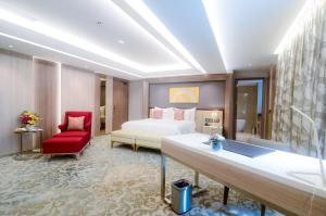 Un pat sau paturi într-o cameră la The Excelton Hotel