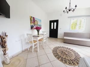 TV a/nebo společenská místnost v ubytování AGIOS LEON APARTMENT 1