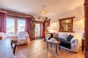 - un salon avec un canapé et une table dans l'établissement appartement de charme 4/6 pers dans joli village de montagne, à Bourg-Saint-Maurice