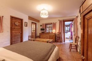 - une chambre avec un lit, un bureau et une télévision dans l'établissement appartement de charme 4/6 pers dans joli village de montagne, à Bourg-Saint-Maurice