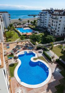The swimming pool at or close to Marina Duquesa 2411 Penthouse