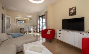 A television and/or entertainment centre at Marina Duquesa 2411 Penthouse