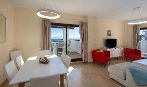 A television and/or entertainment centre at Marina Duquesa 2411 Penthouse