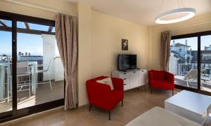 A television and/or entertainment centre at Marina Duquesa 2411 Penthouse