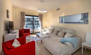 A television and/or entertainment centre at Marina Duquesa 2411 Penthouse
