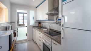 A kitchen or kitchenette at Marina Duquesa 2411 Penthouse