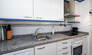 A kitchen or kitchenette at Marina Duquesa 2411 Penthouse