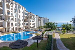 The swimming pool at or close to Marina Duquesa 2411 Penthouse