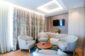 Un televizor și/sau centru de divertisment la The Excelton Hotel