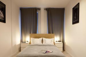 Posteľ alebo postele v izbe v ubytovaní oompH Warsaw Central Premium Apartments