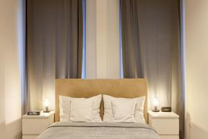 una camera con un letto con due comodini e due lampade di oompH Warsaw Central Premium Apartments a Varsavia