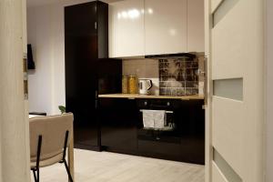 Kuchyňa alebo kuchynka v ubytovaní oompH Warsaw Central Premium Apartments
