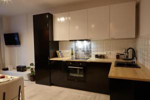 Kuchyňa alebo kuchynka v ubytovaní oompH Warsaw Central Premium Apartments