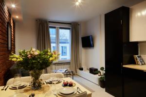 Televízia a/alebo spoločenská miestnosť v ubytovaní oompH Warsaw Central Premium Apartments