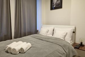 Posteľ alebo postele v izbe v ubytovaní oompH Warsaw Central Premium Apartments