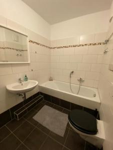 ein Badezimmer mit einem WC, einem Waschbecken und einer Badewanne in der Unterkunft Blue Chili 03 - Magdeburg Business Apartment - Wifi in Magdeburg