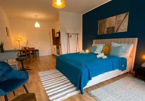 ein Schlafzimmer mit einem blauen Bett und einer blauen Wand in der Unterkunft Blue Chili 03 - Magdeburg Business Apartment - Wifi in Magdeburg