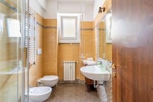 ローマにあるCasa Vacanze Alessioのバスルーム(洗面台、トイレ、鏡付)