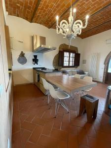 a kitchen and dining room with a table and chairs at Rododendro casa sulle colline Toscane vicino San Giminiano in Montaione