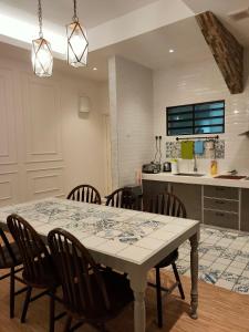 una cucina e una sala da pranzo con tavolo e sedie di Cameron Lovely Cottage 3 Rooms a Tanah Rata
