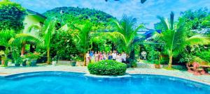 eine Gruppe von Personen, die vor einem Schwimmbad stehen in der Unterkunft Phong Nha Bolero Bungalow in Phong Nha