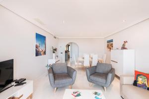 sala de estar con 2 sillas y mesa en 2207-Modern apt with terrace and amazing seaview, en Casares