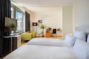 Giường trong phòng chung tại Four Points by Sheraton Munich Messe